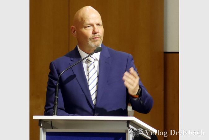 dfb-Fraktionschef Thomas Probst hält die Nichteinbindung seiner Fraktion in die Koalition durch das Wahlergebnis für normal, die Nichtberücksichtigung bei den Vorschlägen für die Gremien der öffentlichen Verbände versteht er dagegen als Ausgrenzung.