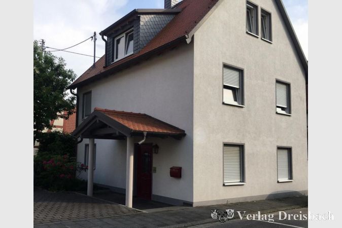 Dieses Haus in der Wickerer Kirchstraße war eines der Objekte, die die Polizei bei der konzertierten Aktion gegen die organisierte Kriminalität aufsuchte und stürmte.