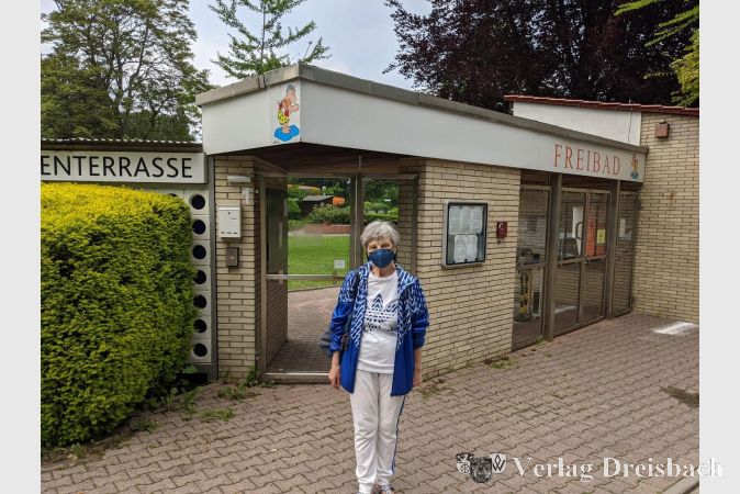 Die passionierte Vielschwimmerin Annegrete Hillebrand am frühen Dienstagmorgen vor dem Eingang des Hattersheimer Freibads.