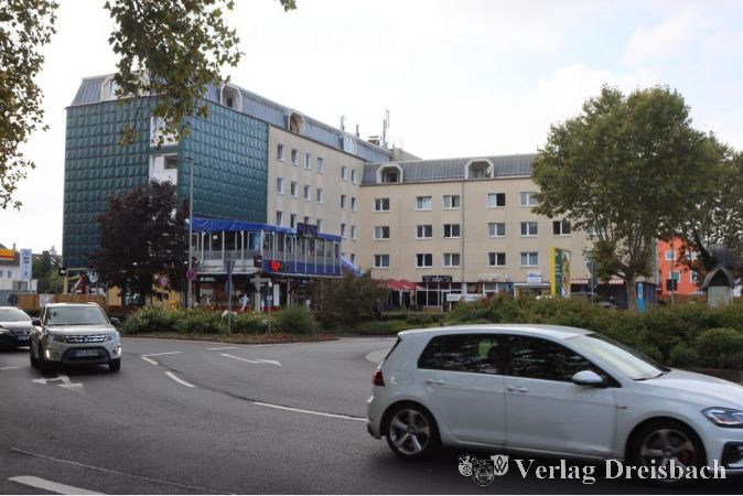 Das Eingangsbild im Westen der Flörsheimer Kernstadt soll repräsentativer, das Geschehen an der Kapellenstraße "urbaner" werden. Dies soll ein neuer Bebauungsplan für das Einkaufszentrum (Bild) und die Tankstelle sowie das nördliche Eckgrundstück der Kapellenstraße leisten.