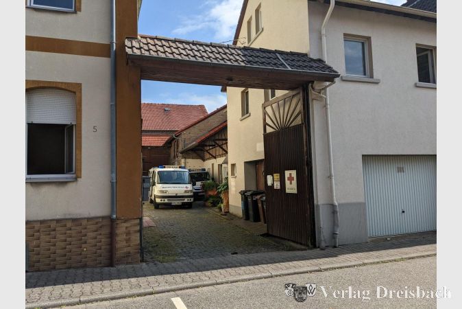 Das DRK Kriftel zieht im Sommer für Treffen und Übungsabende in die Goethestraße 5 um. In der dortigen Scheune sind schon seit einer Weile die DRK-Fahrzeuge untergebracht.