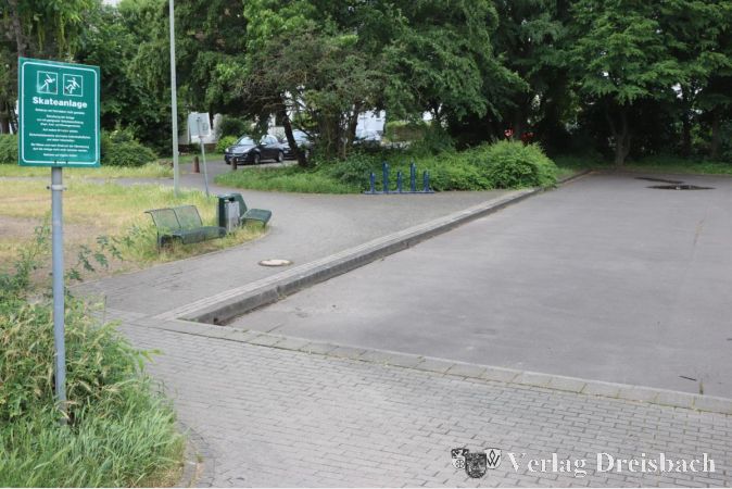 Die Grundidee eines eingefassten Raumes für die Skater oder andere Vorführer wird auch im Planentwurf der Mobflo für den Wickerer Spielplatz Quellenstraße aufgegriffen. Die Umrandung soll jedoch so aufgebaut werden, dass sie als eine Art Tribünen-Sitzbank dienen kann.