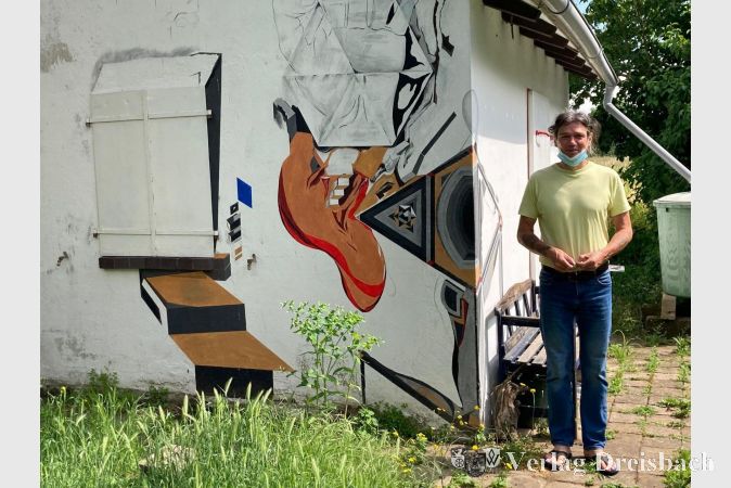 Siegfried Bohl vor seinem Atelier in Okriftel.