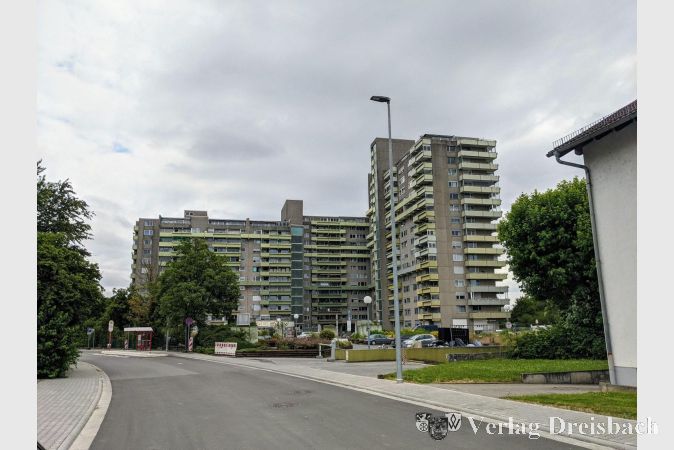 Schon im April wurde der Asphalteinbau im Bereich der Tiefgarage Südring 1 und 3 (hier im Bild) bis Südring 14 fertiggestellt. Der Bauabschnitt ist mittlerweile wieder für den öffentlichen Verkehr freigegeben.