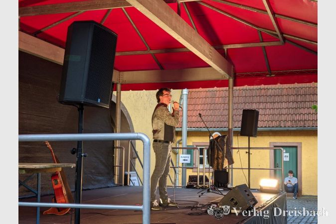 Christoph Brüske überzeugte nicht nur durch Wortwitz. Auch mit seinem gesanglichen Talent konnte er beim Publikum punkten.