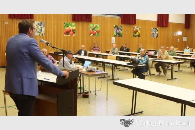 Im kleinen Saal der Stadthalle hatten die rund 20 Vereinsvertreterinnen und -vertreter keine Probleme, mit genügend Abstand zu sitzen. Bürgermeister Christian Seitz (l.) sprach nicht nur ein Grußwort zu den Anwesenden, er übernahm unaufgefordert gar einen vakanten Kassenprüfer-Posten.