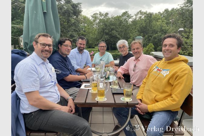 Das MyZiegelei-Orgateam am Mittwochabend bei der Besprechung auf der Terrasse des Restaurants Schwarzbachhallen (v. li., alle geimpft und/oder getestet): Bürgermeister Christian Seitz, Pasquale Fiore, Peter Heyel, Manfred Pfuhl, Axel Lorth, Ralf Engler und Bernd Sangmeister.