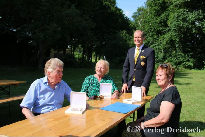 Von links nach rechts: Günter Tannenberger, Inge Baumann, Steffen Schmidt und Angie Tannenberger nach der Ehrung am Tag der Aktiven des CCM.