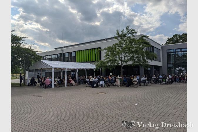Erneut fand die Abiturentlassfeier an der Heinrich-Böll-Schule unter freiem Himmel auf dem Schulgelände statt.