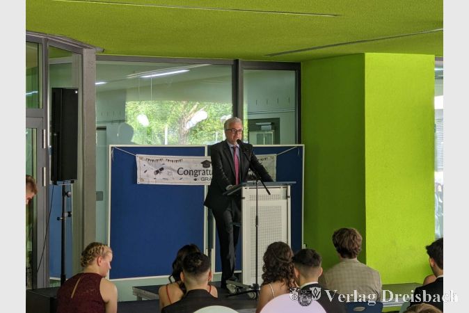 Schulleiter Dr. Dietrich Heither gratulierte den erfolgreichen Schulabgängerinnen und -abgängern.
