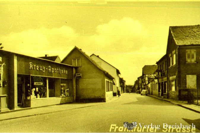 Die Frankfurter Straße vor langer Zeit. Bevor Rita Maurer ihren Schreibwarenladen eröffnete, war sie ab 1966 in der Kreuz-Apotheke tätig. 1989 zog die Kreuz-Apotheke in die neue Galeriepassage um, fortan vergrößerte deren alte Ladenfläche "Schreibwaren Maurer".