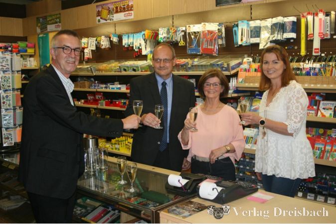 Der Erste Beigeordnete Franz Jirasek betont am Dienstag beim Gespräch mit Rita Maurer (2. von rechts) und ihrem Nachfolger Rüdiger Simon (2. von links): „Ich bin heilfroh, dass der Laden bestehen bleibt, denn von einer guten Kundenfrequentierung profitiert immer ja auch das Umfeld. Das Schreibwarengeschäft ist eine Institution in Kriftel und es ist schön, dass es weiter besteht.“
Das sieht auch Bürgermeister Christian Seitz so, der terminlich am Dienstag verhindert war. Von ihm überbrachte Jirasek herzliche Grüße.