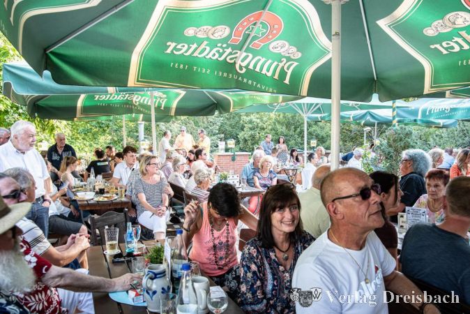 Die Terrasse des Gasthauses Schwarzbachhallen war bestens besucht, die Sehnsucht des Publikums nach Live-Musik während der Pandemie war groß.
