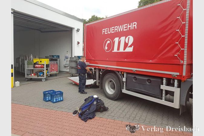 Der in Eddershem stationierte Gerätewagen Hochwasser wurde am vergangenen Donnerstag auf den Einsatz in Nordrhein-Westfalen vorbereitet. Das Fahrzeug wurde mit Kameradinnen und Kameraden der Wehr Eddersheim besetzt.