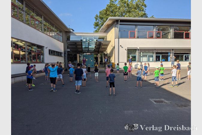 Geübt stellten sich die Kinder zur kurzen Eröffnungszeremonie auf dem Schulhof der Hattersheimer Robinson-Schule auf.
