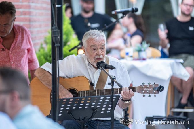 Hartmut Spannagel an der Akustikgitarre.