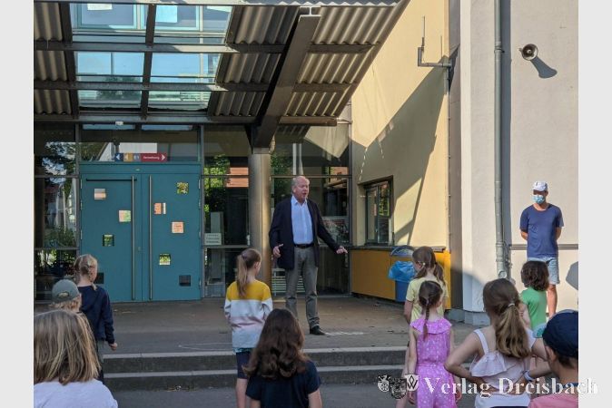 Erster Stadtrat Karl Heinz Spengler hieß die Kinder zu den diesjährigen Ferienspielen herzlich willkommen.