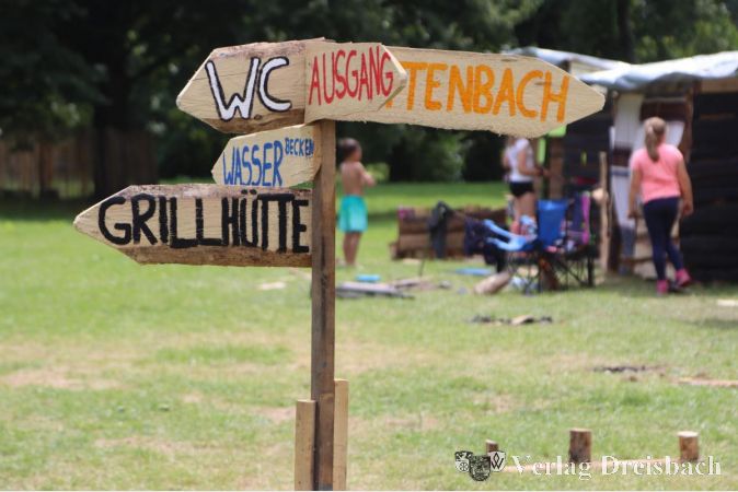 Der Wegweiser zeigt Unkundigen die Richtung an, Gefahr sich zu verlaufen besteht auch auf dem weitläufigen Abenteuerspielplatz allerdings nicht.