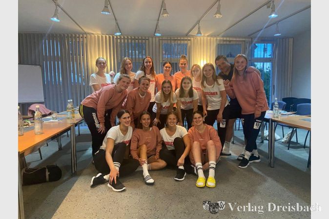 Am Ende des ersten Turniertages vergnügte man sich beim gemeinsamen Teamabend.