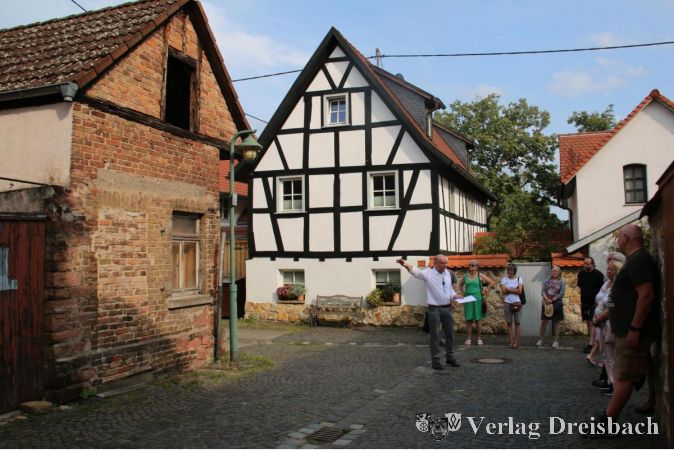 Vom Ersten Stadtrat Karl Heinz Spengler konnten die Führungsteilnehmer*innen erfahren, was es mit dem noch nicht wieder hergerichteten kleinen Häuschen in einem der Eddersheimer Fischerviertel auf sich hat: es war einst die jüdische Schlachterei des Ortes.