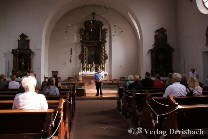 Hermann Josef Häb (Mitte) erzählte den Führungsteilnehmer*innen von der Geschichte der Eddersheimer Kirche.