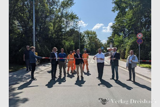 Der symbolische Akt: Am Mittwochmittag wurde der Südring feierlich wieder für den Verkehr eröffnet.