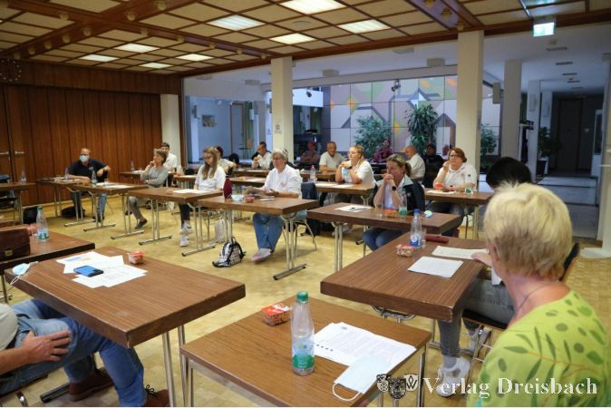 Anfang August wurde die DRK-Mitgliederversammlung für die Geschäftsjahre 2019 und 2020 im Rat- und Bürgerhaus nachgeholt, nachdem die für den 5. November 2020 geplante Sitzung pandemiebedingt abgesagt werden musste.