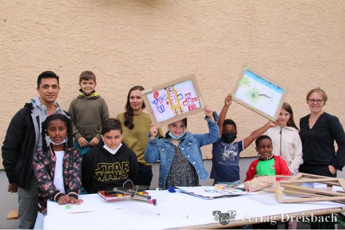 Wie viel Spaß die Kinder in der Betreuung von Khalid Asalati vom Jugendbildungswerk des MTK (links), Anika Schulte von der FamilienOffensive Hattersheim (Mitte) und der Künstlerin Clara Schuster (rechts) hatten, kann man nicht nur an den dabei entstandenen tollen Kunstwerken, sondern auch an ihren Gesichtern ablesen.