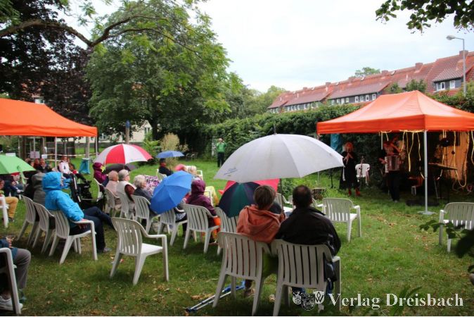 Ob unter dem Pavillon oder unter dem eigenen Regenschirm - alle Zuhörerinnen und Zuhörer hatten viel Spaß an der lebendigen Musik von Klezmers Techter.