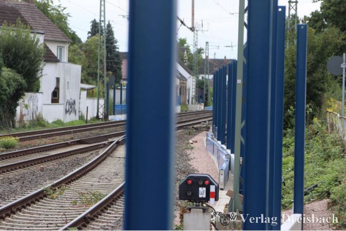 Die Pfostenreihe entlang der Jahnstraße lässt erahnen, wie hoch die Schutzelemente ausfallen.