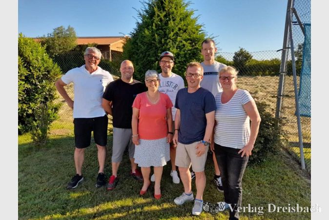 Der neue Vorstand des Tennisvereins „MTHC Eddersheim“ besteht aus Michael Petzke, André Heinrich, Christine Kuhwaldt, Sebastian Scholl, Markus Enders, Martin Drach und Simone Strauch (von links nach rechts).
