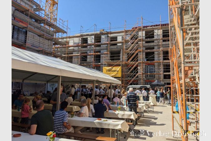 Strahlenden Sonnenschein und gute Verpflegung vom Food-Truck in Form von leckeren Burgern gab es am vergangenen Freitag beim Richtfest auf dem ehemaligen ROWG-Gelände.