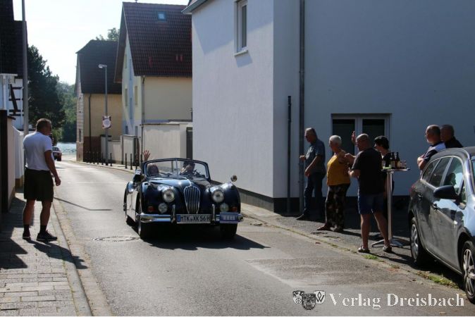 In den Straßen des alten Okrifteler Ortskerns hatten sich Oldtimer-Fans der Nachbarschaft mit Frühstück und gezücktem Fotoapparat eingefunden, um allen vorbeifahrenden Wagen zuzuwinken und für die Tour alles Gute zu wünschen.