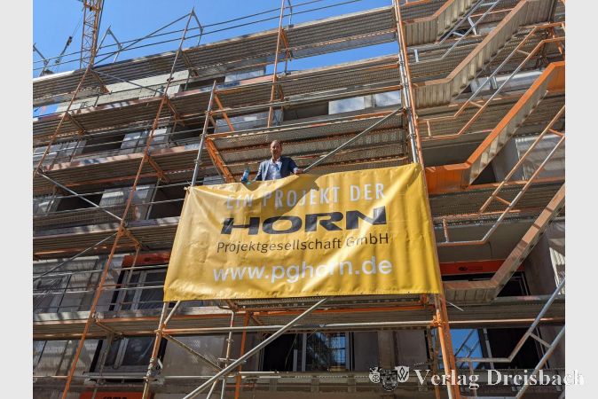 Patrick März, Geschäftsführer der Projektgesellschaft Horn, richtete zu Beginn der Feierlichkeiten vom Gerüst herab ein paar Worte an alle gekommenen Gäste.