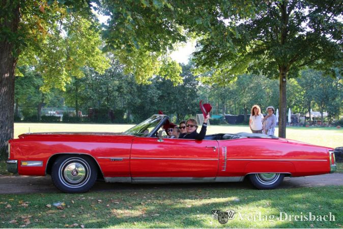 Das war wohl das längste Auto der MTK-Oldtimerrallye: auf seinem Vordersitz fand die ganze Familie Platz.