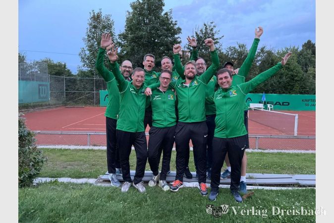 Strahlende Tabellenführer sind vorne von links: Thorsten Pollmeier, Tom Fischer, Bastian Steinbach, Nikolej Kunz. Hinten von links: Oliver Stahl, Ralf Fischer, Götz Posner, Michael Seibel, Christian Schwarzer und Thomas Zajac.