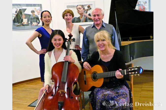 Die Mitwirkenden von Sound of Spirit. Von links nach rechts: Mayumi Nakano (Gesang/Percussion), Xiaolu Li (Violoncello), Katerina Moskaleva (Klavier), Karl-Heinz Krause (Gesang)
und Sabine Rupp (Gesang/Gitarre)