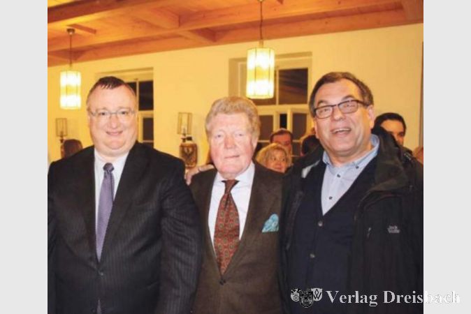 Freude bei Willi Torka (rechts) nach Wahl von Klaus Schindling (links) zum Bürgermeister vor fünf Jahren. In der Mitte Stadtverordnetenvorsteher Günter Tannenberger. Torka war damals noch der Vorsitzende der FWG. Nun legte er sein Mandat als CDU-Stadtverordneter nieder.