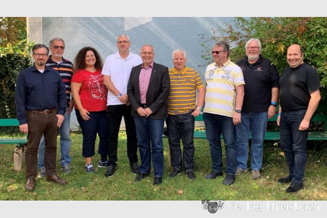 Der neue Bezirksausschuss um den neuen Vorsitzenden Thomas Mair (4.v.r.) und den Krifteler Clemens Weißenberger (5.v.r.).