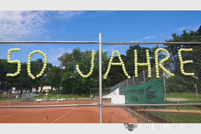Willkommen zur Jubiläumsfeier: Der Schriftzug aus Tennisbällen ließ keinen Zweifel daran, welcher Verein in diesem Jahr 50 Jahre alt wird.