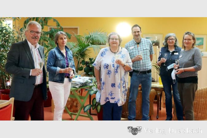 Besuch der Stadtspitze zum Jubiläum: Bürgermeister Bernd Blisch und die Erste Stadträtin Renate Mohr kamen zu einem kleinen Umtrunk ins Hospiz, um das Jubiläum gemeinsam mit dem Team um Christa Hofmann, Pflegedienstleiter Carsten Schöne, Regina Stab vom Sozialdienst und Hospizhelferin Christa Schüler (v. l.) zu begehen.