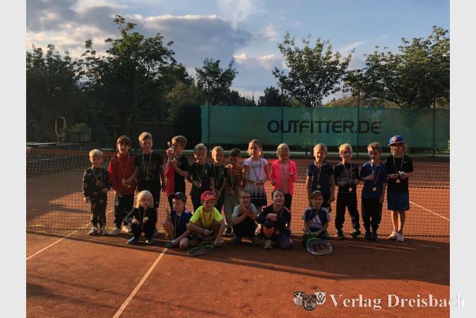 Stolz präsentieren die Teilnehmerinnen und Teilnehmer ihre Medaillien.