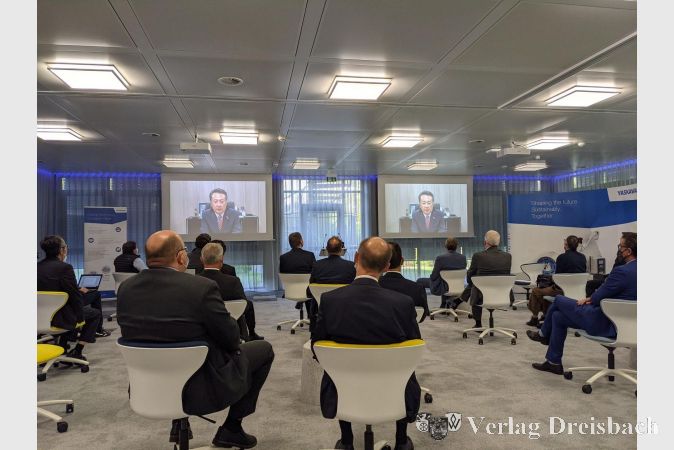 Masahiro Ogawa, Chairman von Yaskawa Europe, gratulierte via Videobotschaft zur Grundsteinlegung.