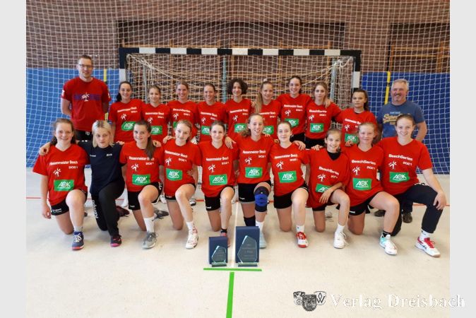 Die Beach-Handball-Hessenmeister mit Shirts und Pokalen.
