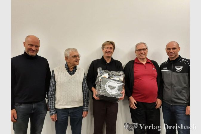 Bei der Jahreshauptversammlung verabschiedete die SG DJK Hattersheim Dr. Axel Breuckmann (Mitte) und bedankte sich mit einem persönlichen SG-Präsent: v.l. Geschäftsführer und neuer Ko-Vorsitzender Christian Klein, Ehrenmitglied Hans Theinl, Ehrenvorsitzender Hans Schweikart (2.v.r.) und Kassierer André Bienek (r.).