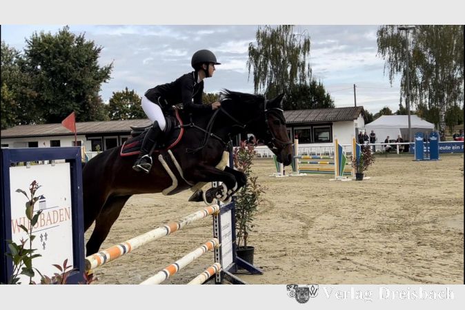 Elisa Rungatscher und La Coletta im Sprung.