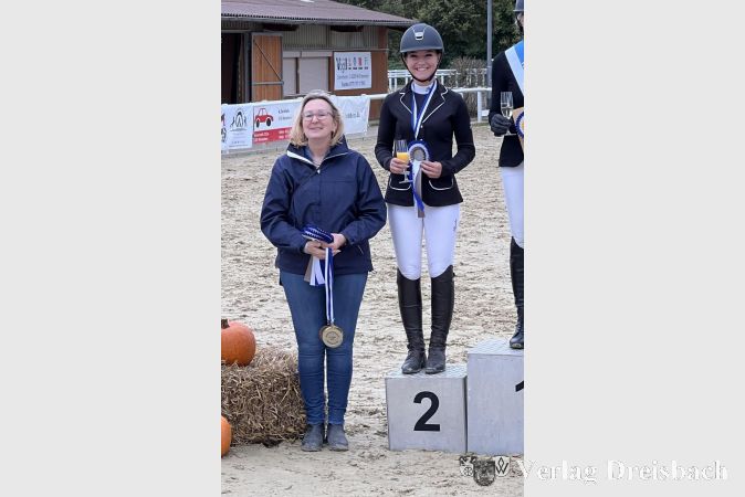 Elisa Rungatscher (rechts) und Gabriele Bentscheck, 1. Vorsitzende des RuF Kriftel und Vorstandsmitglied des Kreis-Reiter-Bundes Wiesbaden-Main-Taunus (links).