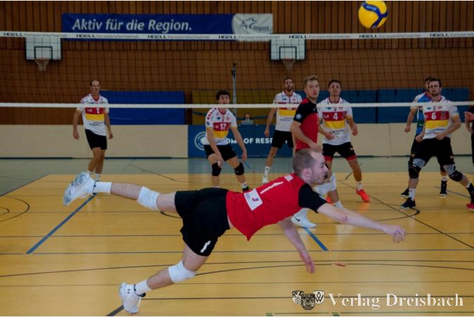 Sebastian Ruhm streckte sich hier erfolgreich, doch insgesamt war ein Punkt zu wenig gegen die Baden Volleys Karlsruhe.