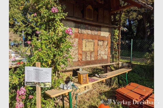 Beim Bau eines solchen Wildbienenhotels muss vor allem auf geeignetes Material geachtet werden. Die Holzbohrungen müssen möglichst glatt sein, damit die Flügel der Wildbienen nicht verletzt werden.