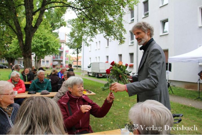 Elfie Knieling hat beim diesjährigen Stadtradeln insgesamt mehr als 1.000 Kilometer auf ihrem Fahrrad zurückgelegt - da spielte Holger Kazzer gerne "Blumenfee" zum Dank!